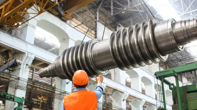 Chef de projet industriel sur un chantier.