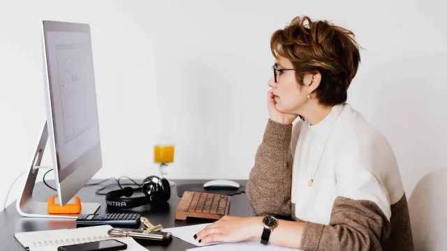 dessinateur projeteur BIM qui travaille sur revit