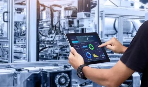 Ingénieur en amélioration continue devant une machine