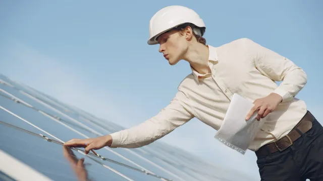 Ingénieur environnement en train de travailler sur des panneaux solaires.