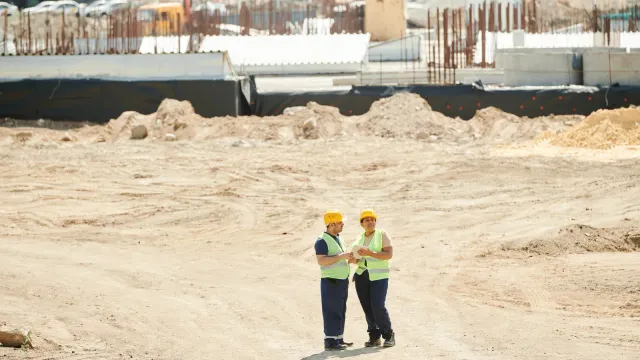 Deux Ingénieurs géotechniques qui travaillent sur un chantier.
