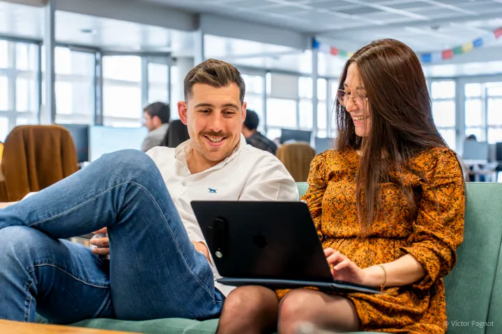 Un chargé de compte Yalink accompagne un client
