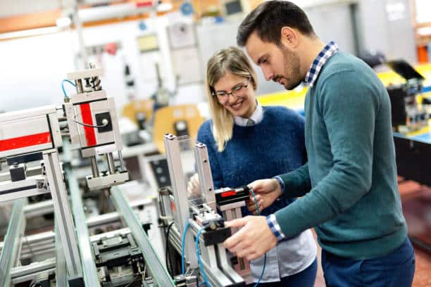 Deux ingénieurs cherchant à améliorer le process d'une machine