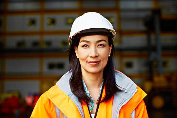Portrait d'une femme commercial en vêtements de travail debout sur un quai