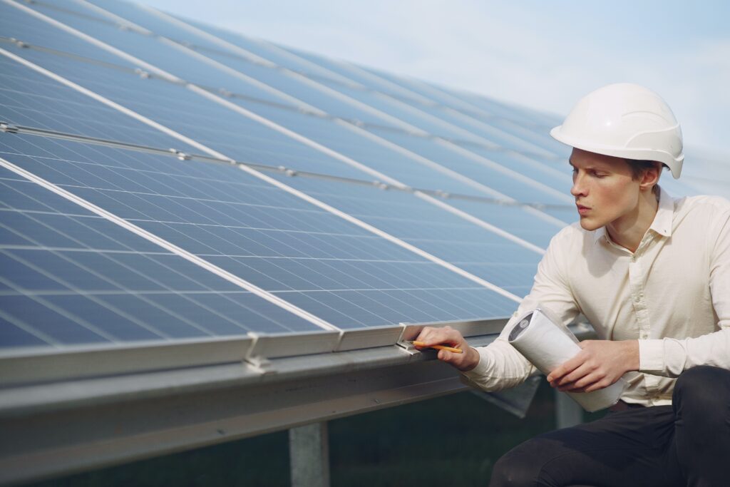 Ingénieur en électricité travaillant sur des panneaux solaires.