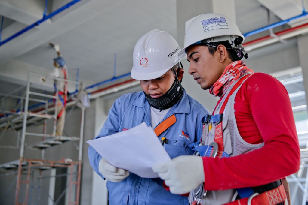 deux chefs de projets industriels.