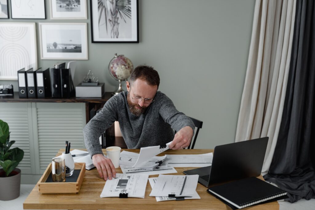 Ingénieur en électricité sur un bureau.