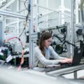 ingénieur électrotechnique instrumentation automatismes qui travaille dans une usine de production sur son ordinateur.