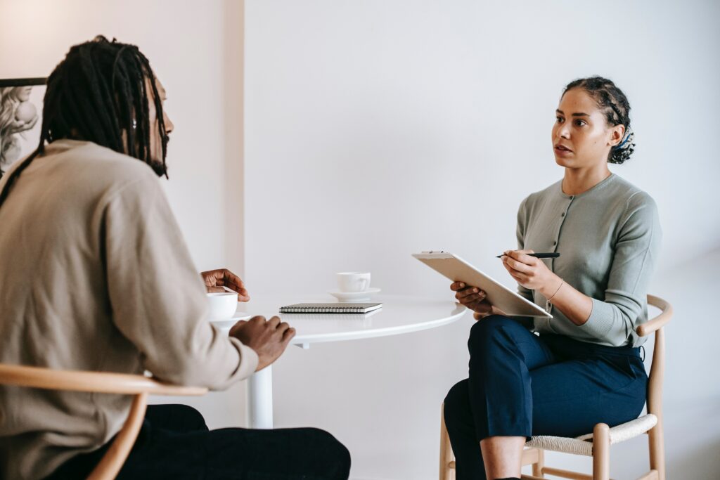 entretien d'embauche entre un recruteur et un ingénieur