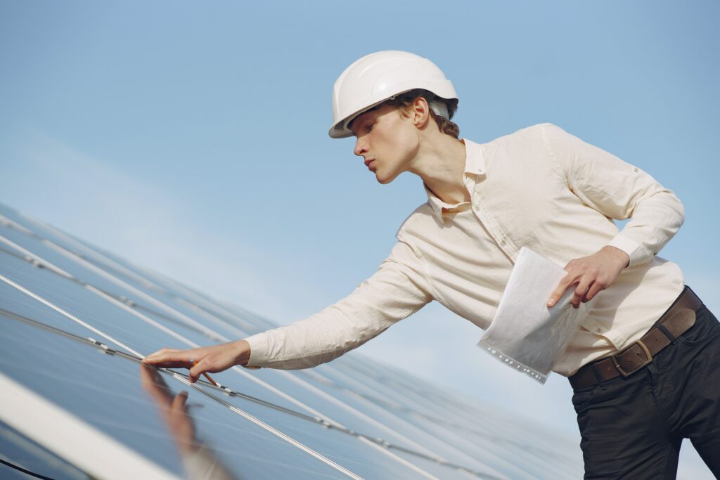 Ingénieur environnement en train de travailler sur des panneaux solaires.