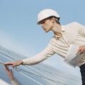 Ingénieur environnement en train de travailler sur des panneaux solaires.