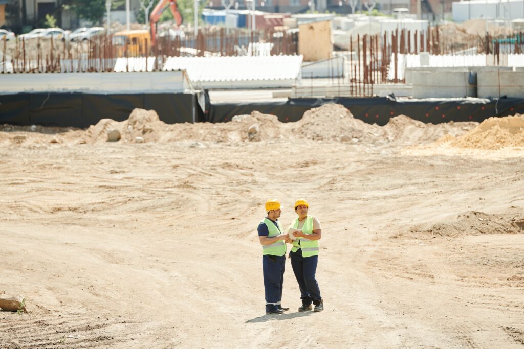 Deux Ingénieurs géotechniques qui travaillent sur un chantier.