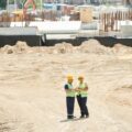 Deux Ingénieurs géotechniques qui travaillent sur un chantier.