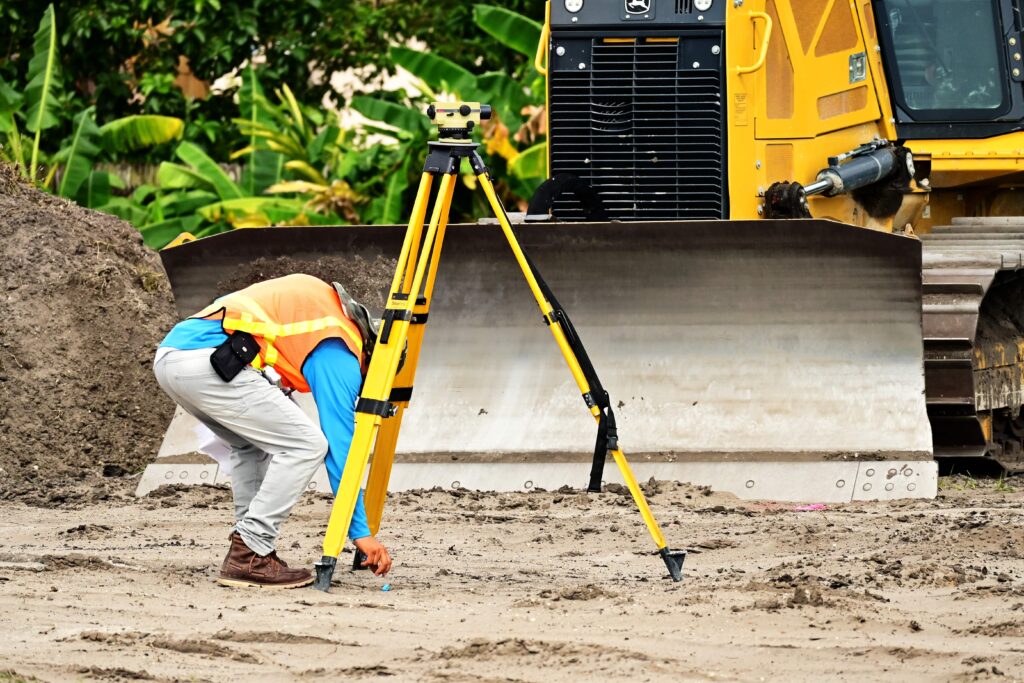 Ingénieur géotechnique qui étudie le sol d'un chantier.