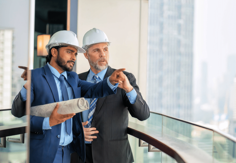 Deux personnes regardant vers un chantier